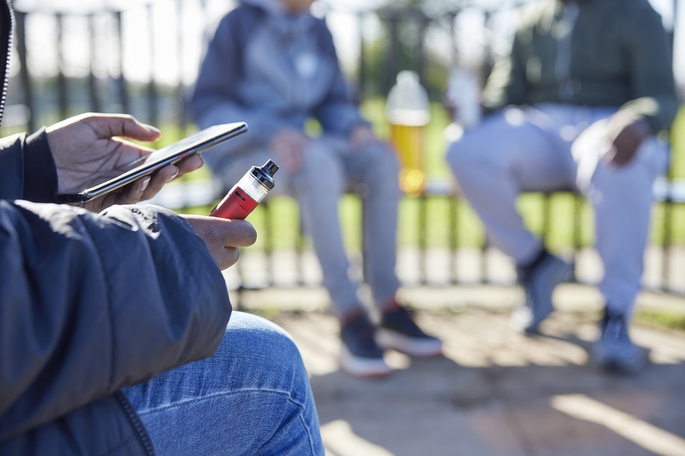 Reprimir os comerciantes desonestos que vendem vapes para crianças
