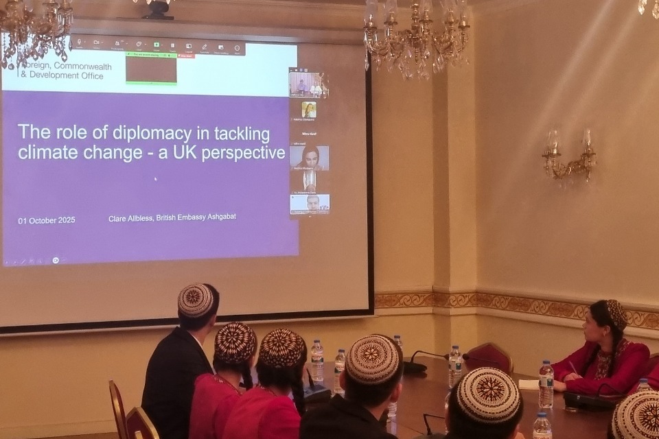 Papel da diplomacia no combate às alterações climáticas: palestra do Chefe de Missão Britânico no Turquemenistão