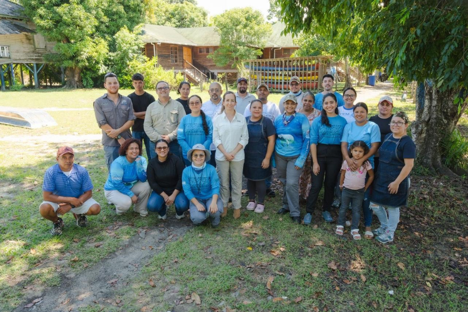 Embaixador do Reino Unido visita comunidades costeiras em Atlántida Seascape e destaca a cooperação ambiental