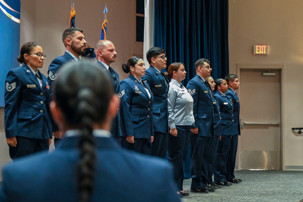 Imagem relacionada à notícia: 433 rd, 960 o Induzir novos NCOs, SNCOs durante a cerimônia conjunta