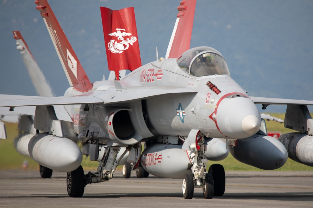 Imagem relacionada à notícia: Baseado nos EUA F/ A- 18 Esquadrão Hornet se implanta para o Japão