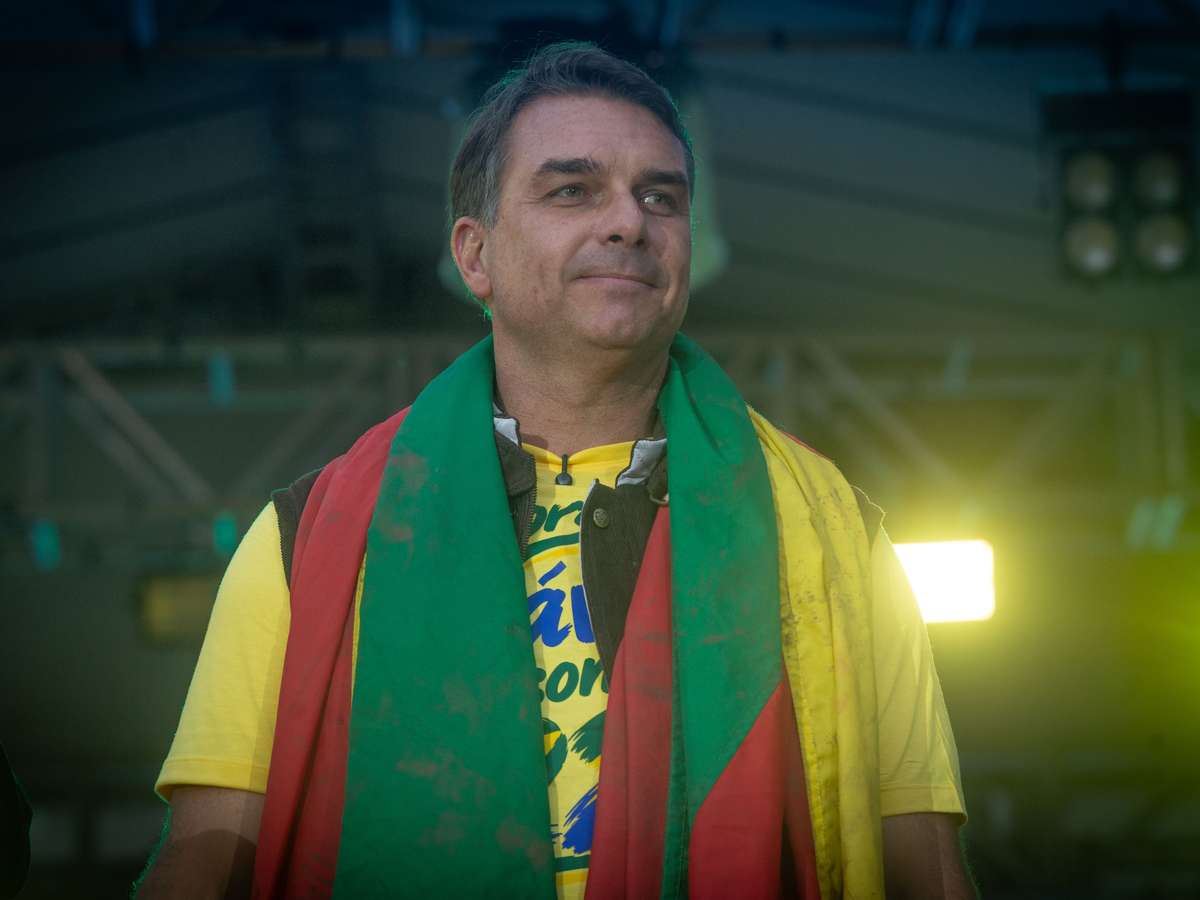 TJ-BA derruba decisão que impedia entrega de título de cidadão de Salvador à Flávio Bolsonaro