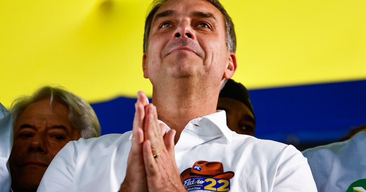 Financial Times vê chance de retorno da família Bolsonaro e aponta fragilidades de Lula