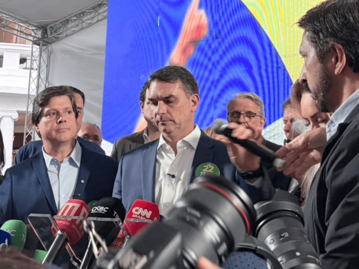 Flávio Bolsonaro acusa ministros do STF de interferirem nas eleições