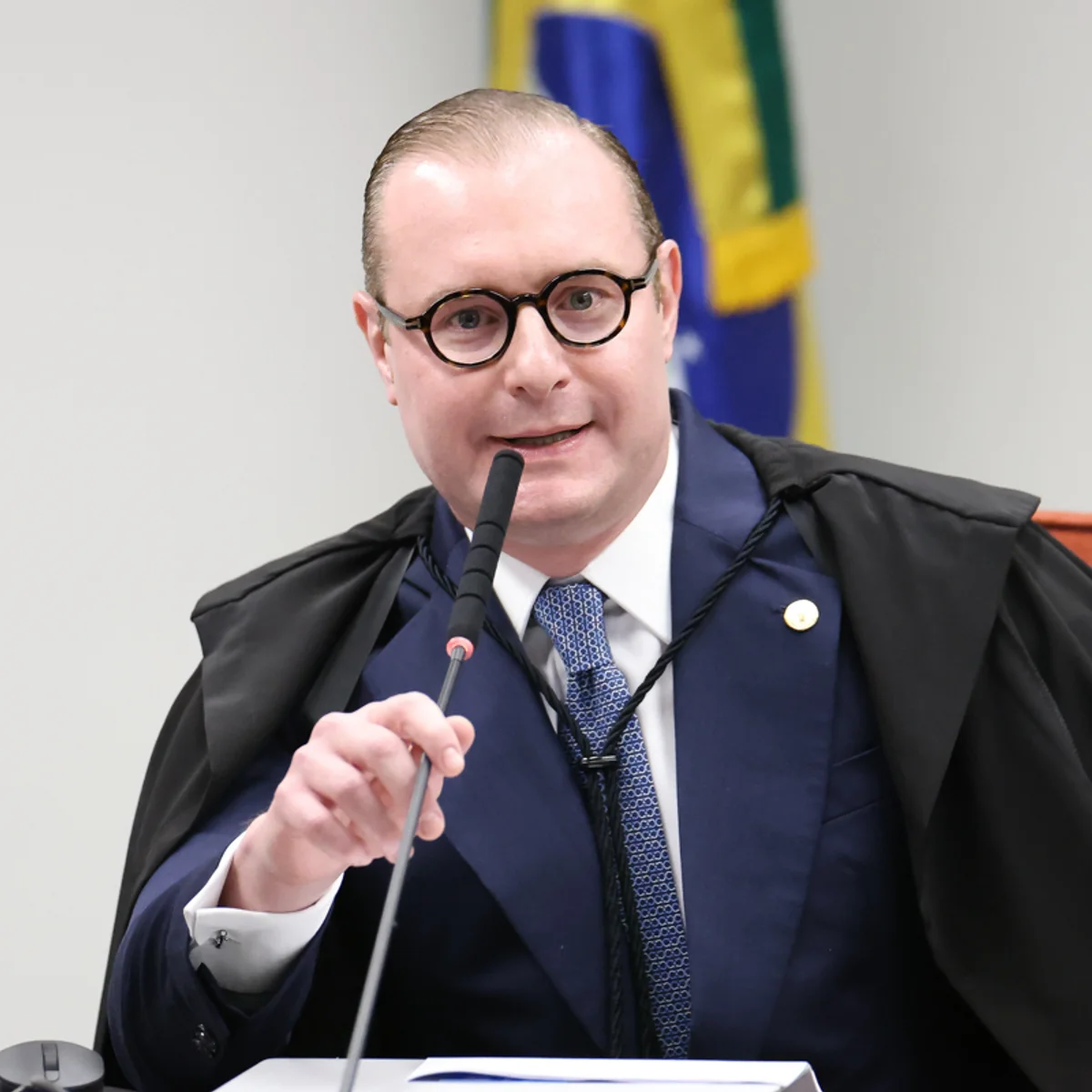 Zanin dá 5 dias para TSE explicar decisão que encerrou eleição no RJ