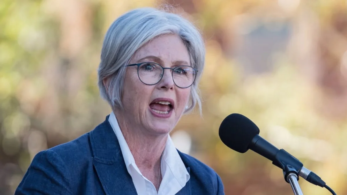 Deputada australiana tem as duas pernas amputadas após atropelamento
