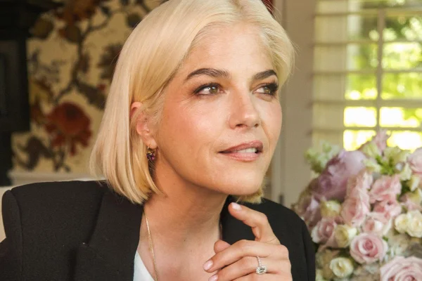 Selma Blair, de Legalmente Loira, é presa após morder comissária em voo - destaque galeria