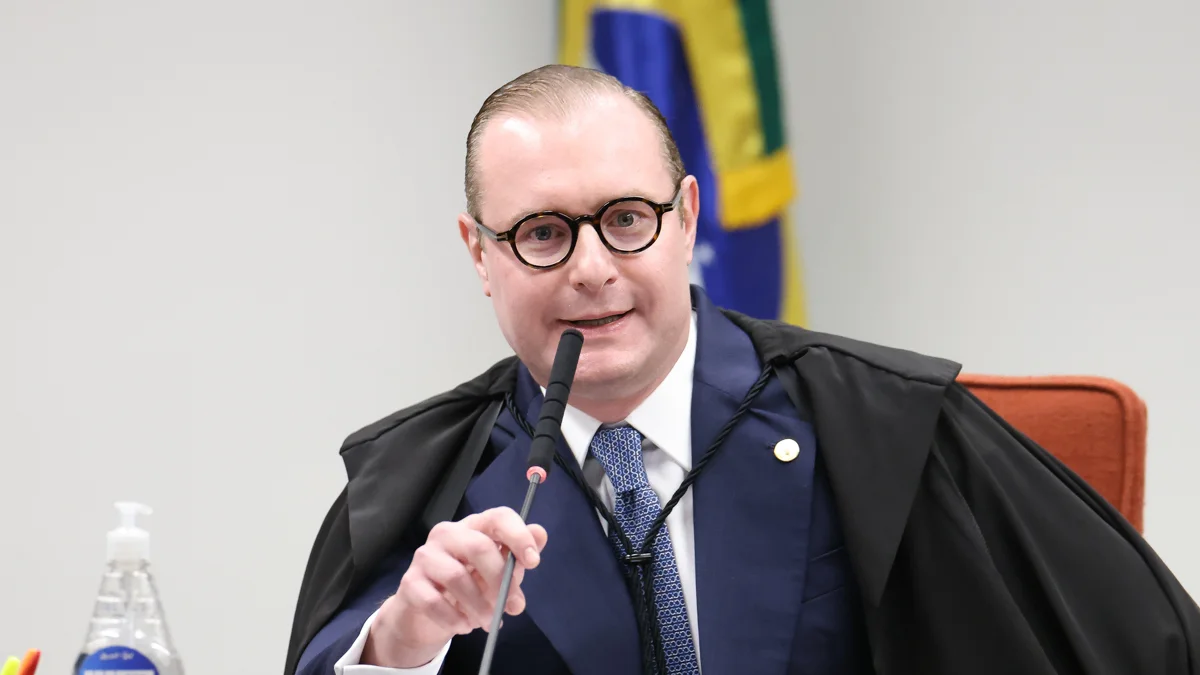 Zanin dá 5 dias para TSE explicar decisão que encerrou eleição no RJ