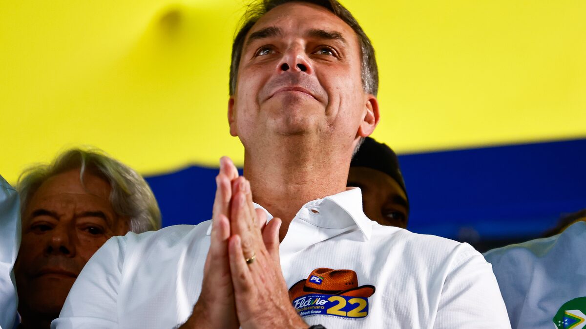 Financial Times vê chance de retorno da família Bolsonaro e aponta fragilidades de Lula