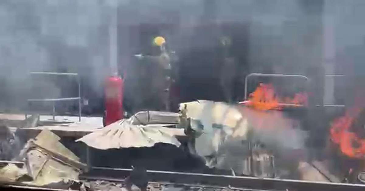 Avião de pequeno porte cai em estação de metrô em BH, e deixa uma vítima
