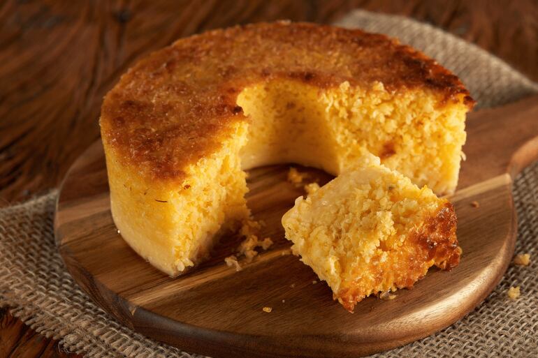 Tem milho-verde em casa? Faça este bolo cremoso de liquidificador para o café da tarde