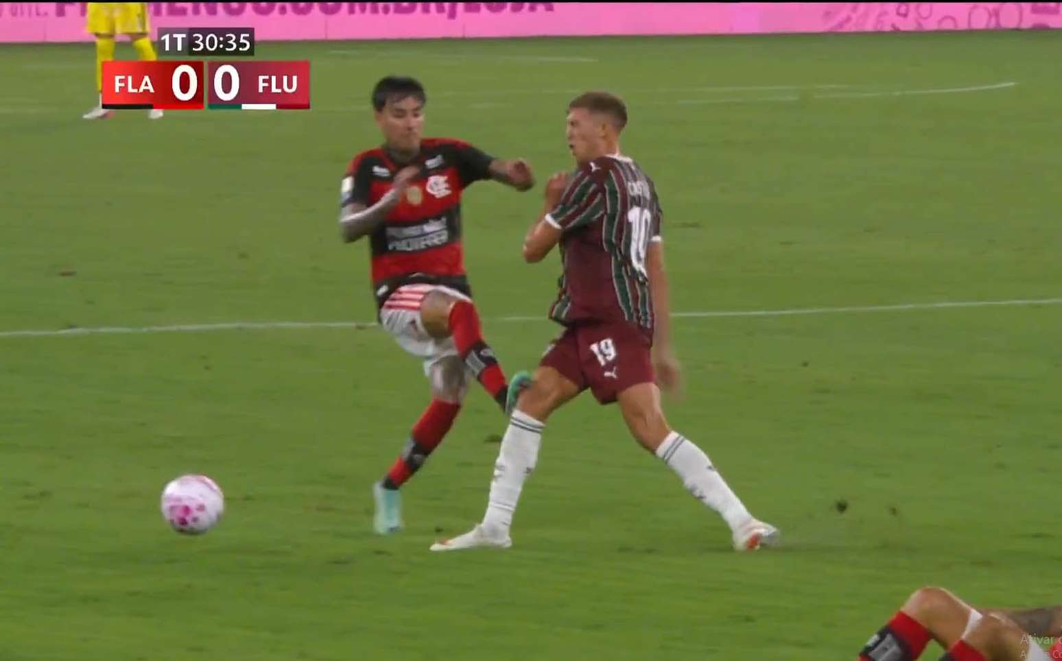 Pulgar acerta Castillo durante Flamengo x Fluminense pelo Campeonato Brasileiro &ndash;