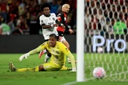 Arrascaeta marca para o Flamengo diante do Atlético-MG