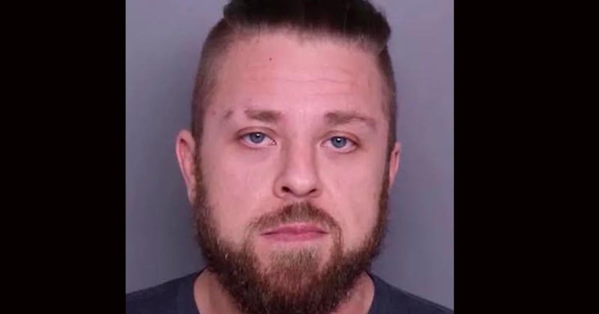 Homem é preso por urinar e ejacular em itens e alimentos de colegas e postar na internet
