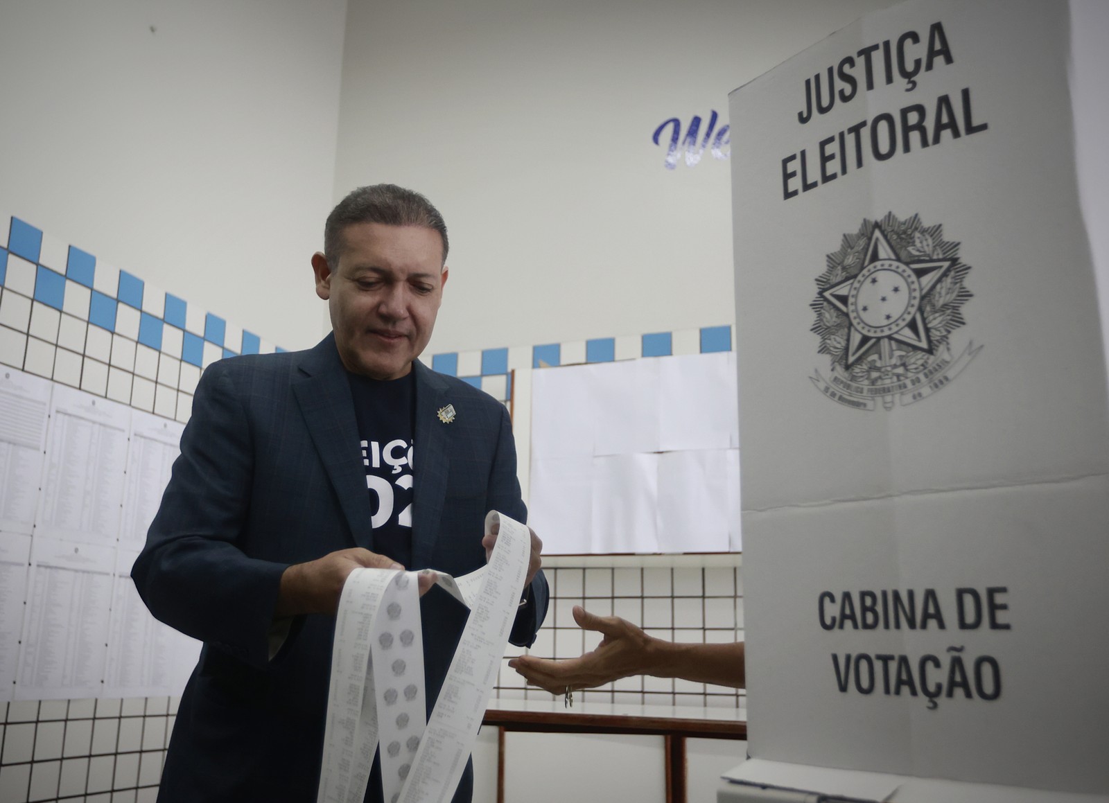 Presidente do Tribunal Superior Eleitoral Nunes Marques confere o comprovante da zerésima da urna e vota na sequência. — Foto: Cristiano Mariz/Agência O Globo