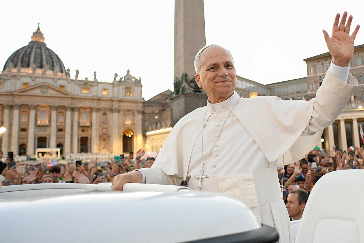Imagem colorida de papa Leão XIV - Metrópoles