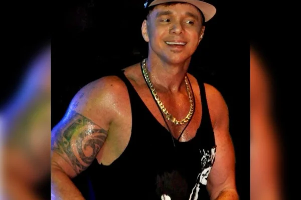 Bissexual assumido, Netinho namorou homem por 3 anos