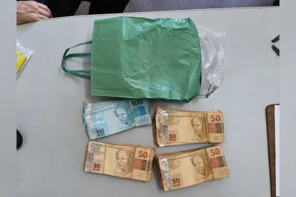 PF fiscaliza avião e acha R$ 27 mil junto a material de campanha eleitoral
