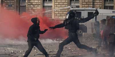 Um manifestante fica frente a frente com a tropa de choque francesa em meio a confrontos durante uma manifestação contra o custo de vida e o aumento dos preços dos combustíveis em Paris Foto: Reuters / BBC News Brasil