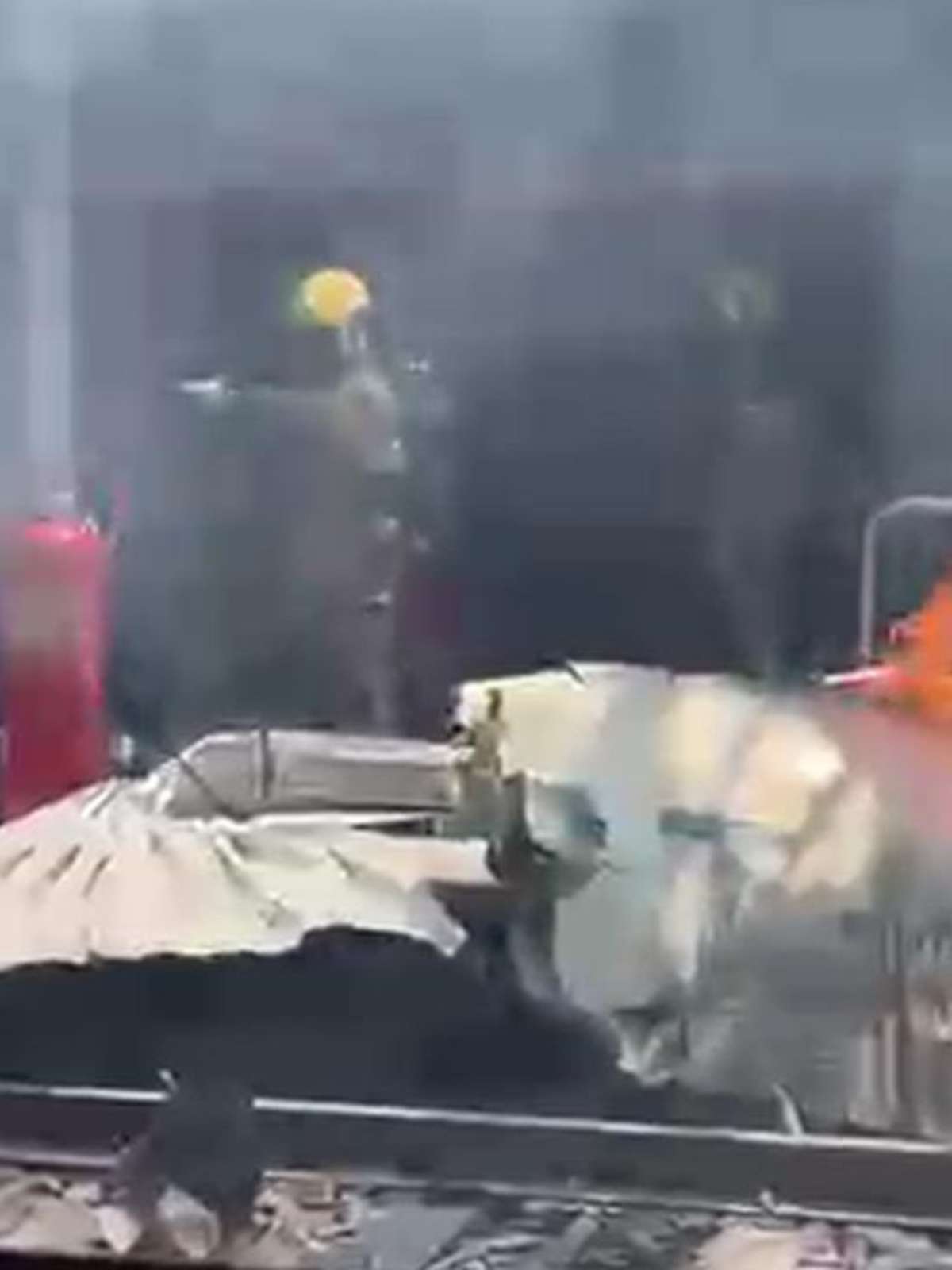 Avião de pequeno porte cai em estação de metrô em BH, e deixa uma vítima