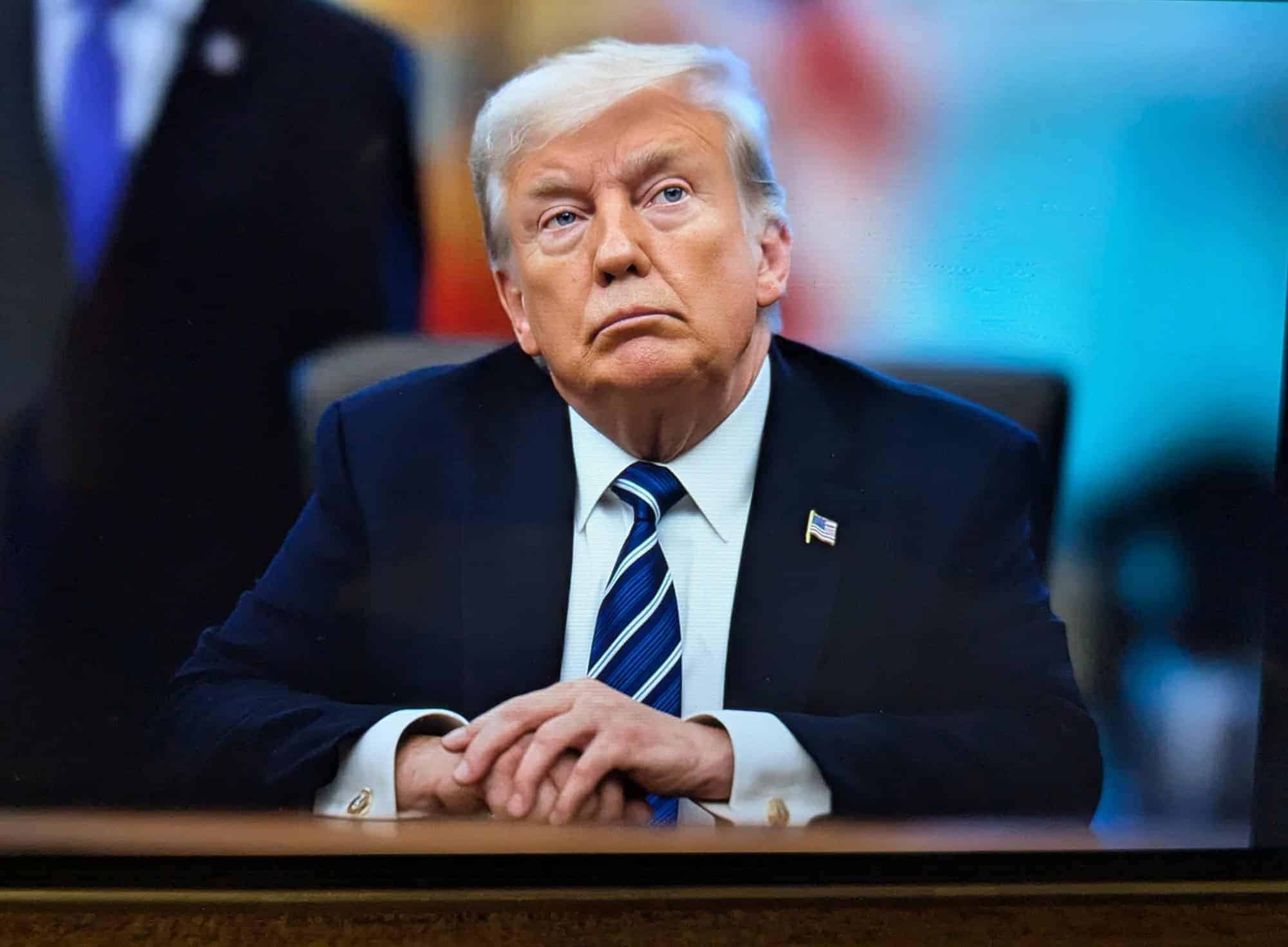 Imagem da matéria: Governo Trump trava pedidos de green card patrocinados por big techs