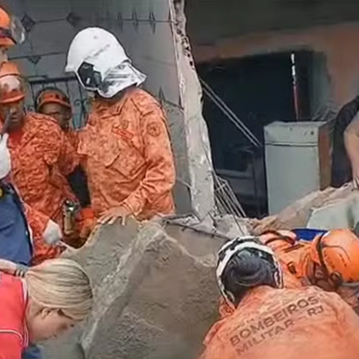 Adolescente morre após desabamento de imóvel no Rio de Janeiro