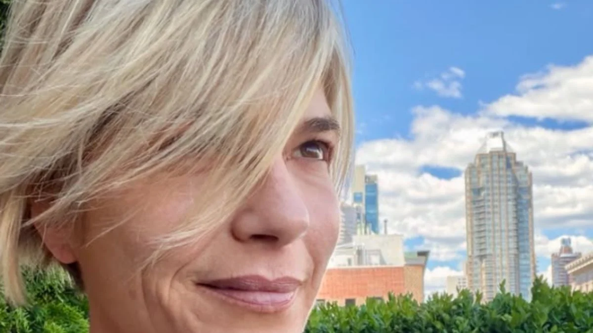 Selma Blair, de Legalmente Loira, é presa após morder comissária em voo