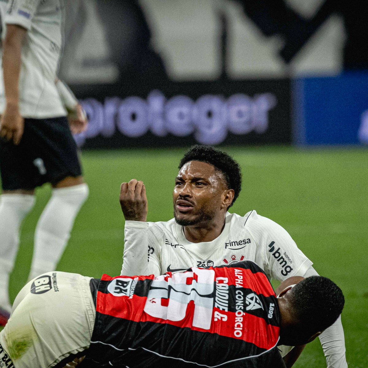Corinthians vê risco de rebaixamento subir para 43% após empate com o Vitória; veja probabilidades