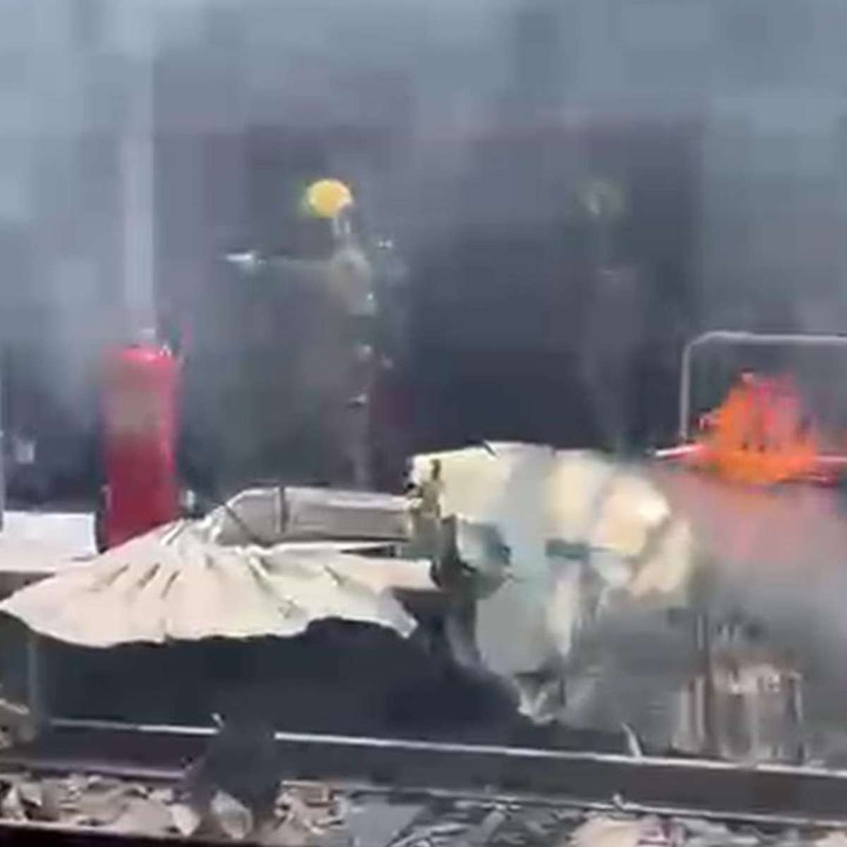 Avião de pequeno porte cai em estação de metrô em BH, e deixa uma vítima