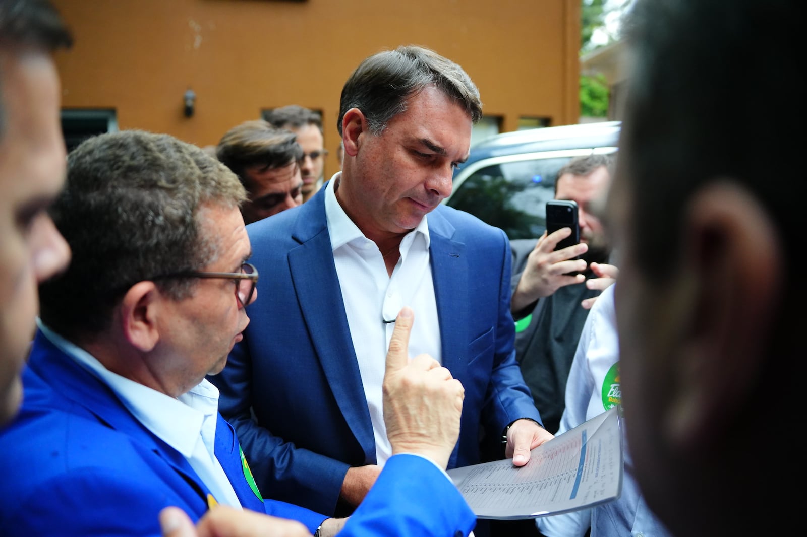 Justiça suspende entrega de título a Flávio Bolsonaro em Salvador Vittor Sales