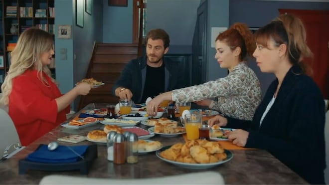 Bahar coloca Mert para fora de casa e desabafa com Asya sobre o divórcio: ‘Os dois lados perdem’