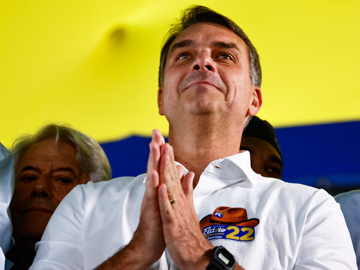 Financial Times vê chance de retorno da família Bolsonaro e aponta fragilidades de Lula