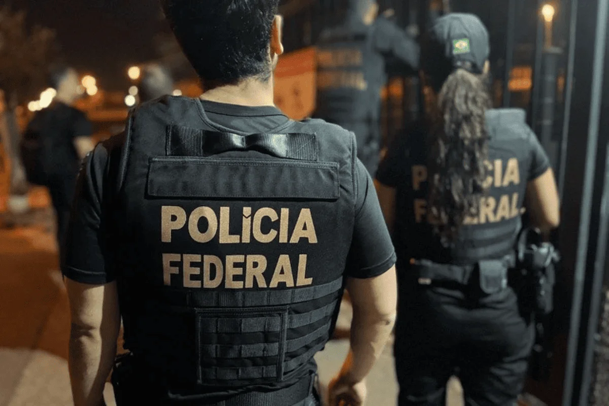 Imagem colorida de agentes da Polícia Federal (PF); corporação procurou foragido do Chile nessa quarta-feira (30/9) em São Paulo - Metrópoles