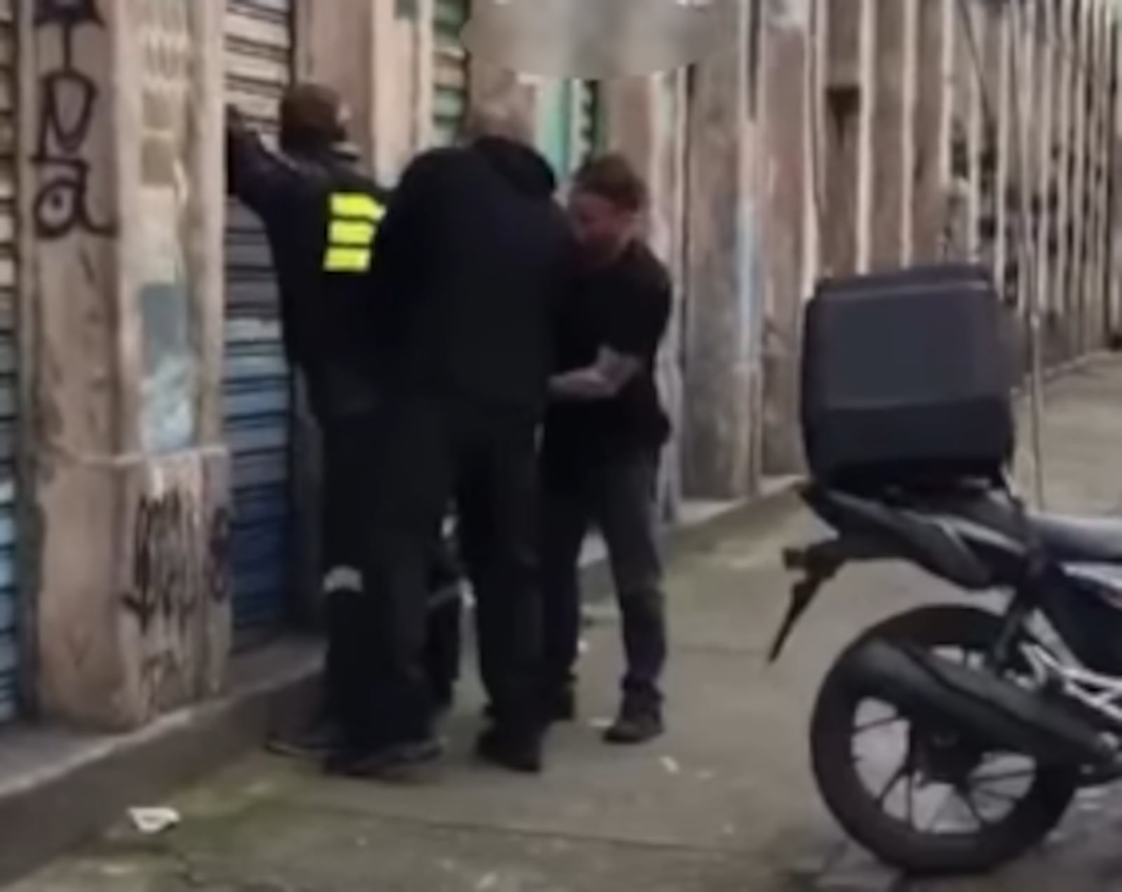 Agentes da 25ª DP e da Seppen localizaram e capturaram foragido da Justiça Reprodução/Polícia Civil