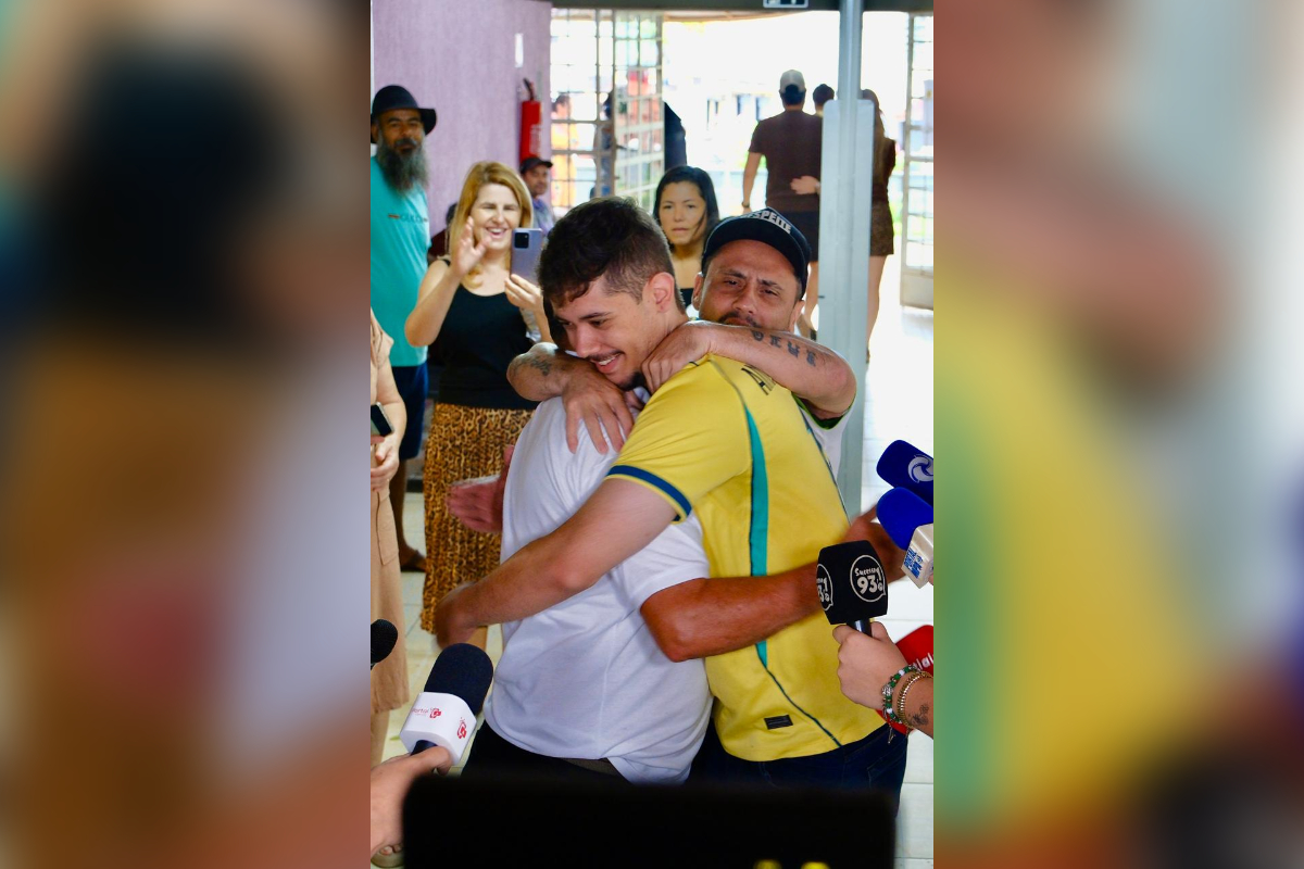 Cleitinho faz eleitores de Lula e Flávio se abraçarem antes de votar em MG
