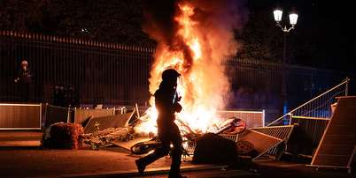 Milhares de manifestantes tomam as ruas de Paris, França, em 17 de outubro de 2026 Foto: Elisa Marchina/NurPhoto via Getty Images