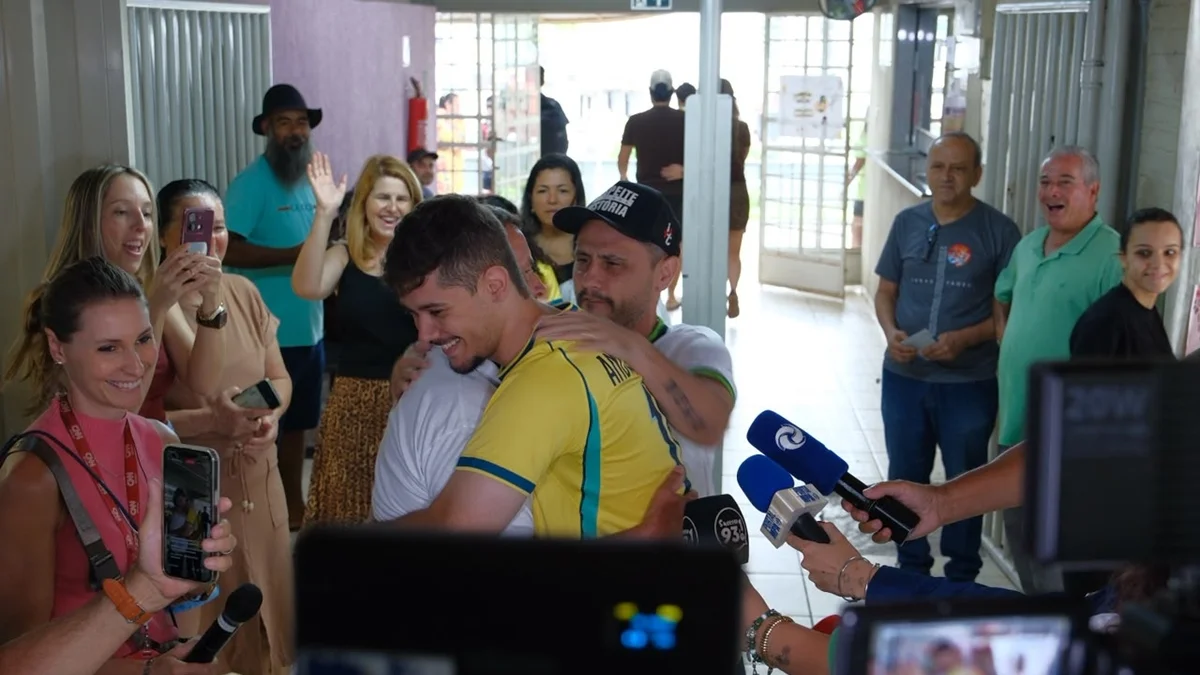 Cleitinho faz eleitores de Lula e Flávio se abraçarem antes de votar em MG