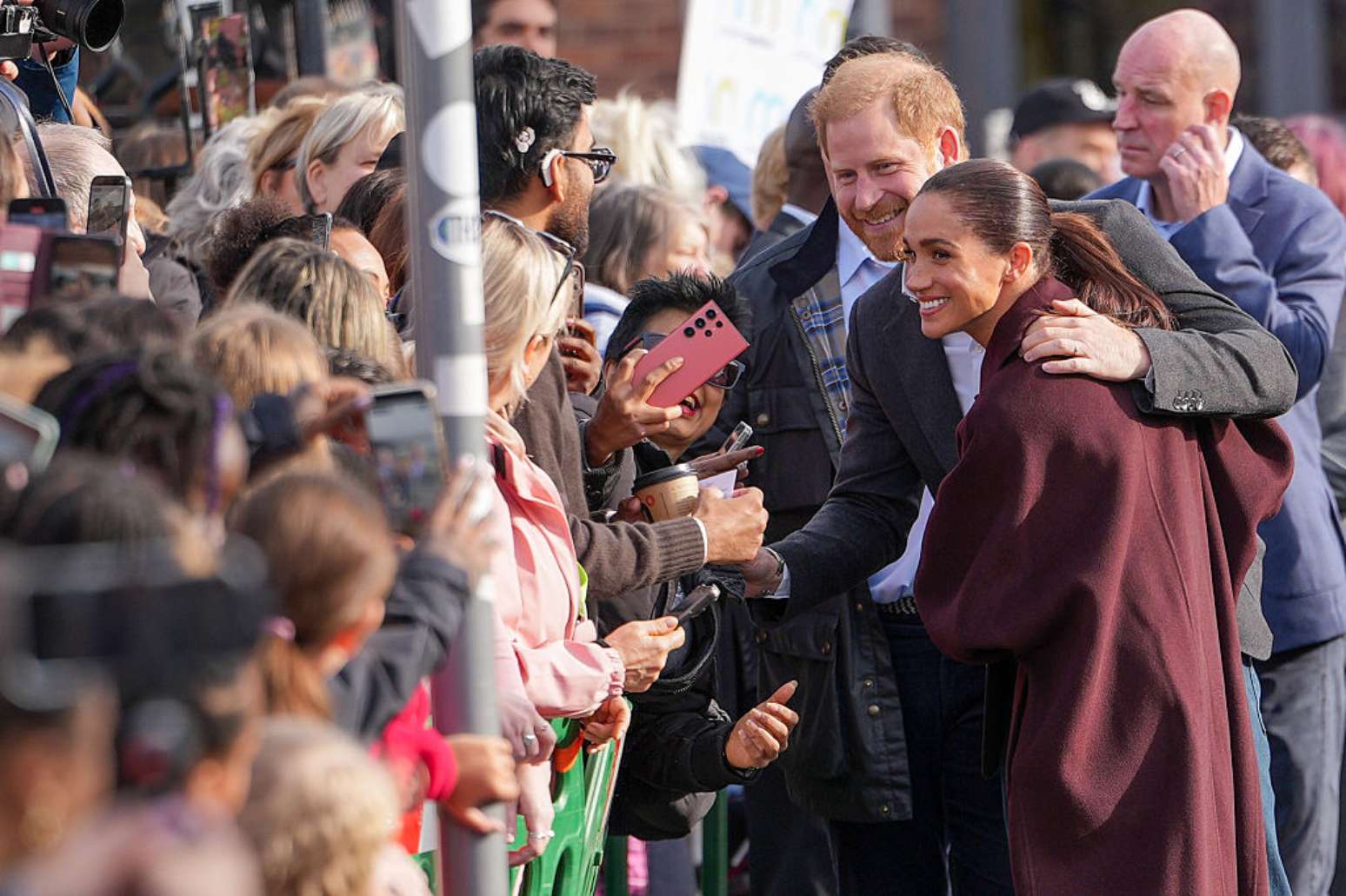 Príncipe Harry e sua mulher, Meghan Markle, apareceram juntos na quinta-feira, 15, diante de crianças que os saudaram com entusiasmo