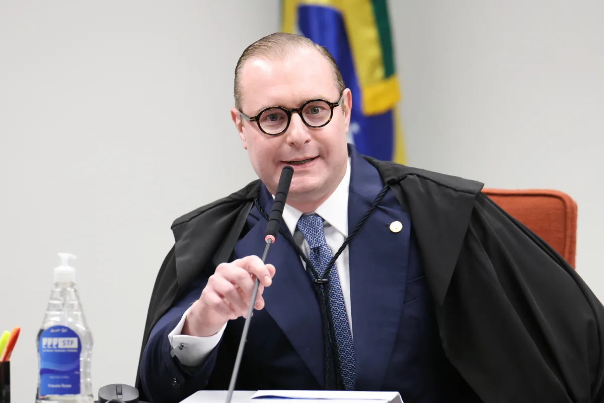 Imagem da matéria: Zanin dá 5 dias para TSE explicar decisão que encerrou eleição no RJ