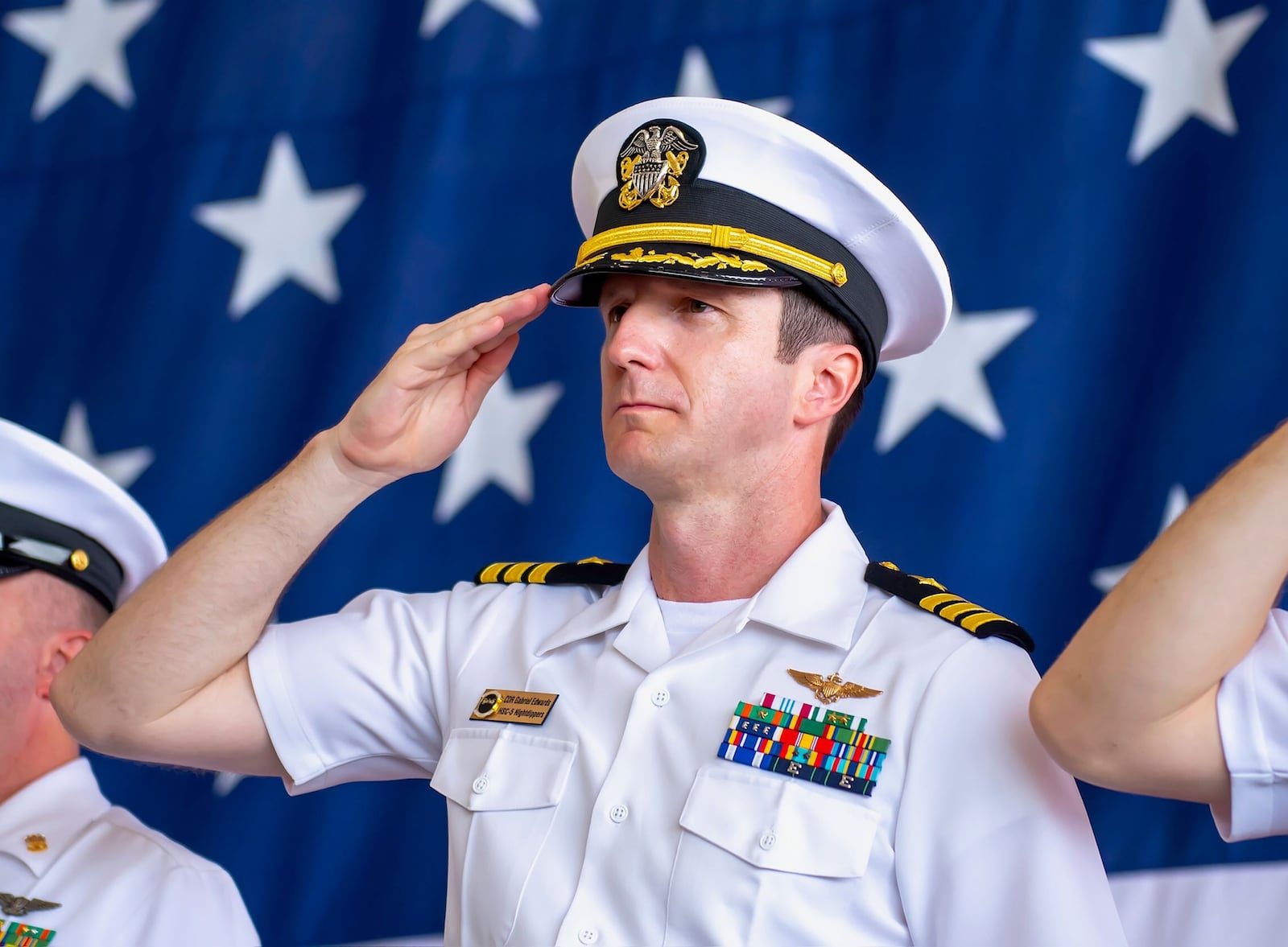 Gabriel Edwards, comandante de esquadrão de helicópteros, desapareceu após um acidente no mar da Arábia US Navy via CNN Newsource