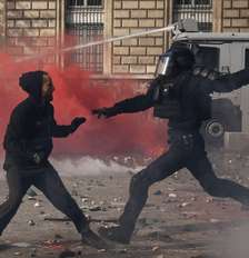 Um manifestante fica frente a frente com a tropa de choque francesa em meio a confrontos durante uma manifestação contra o custo de vida e o aumento dos preços dos combustíveis em Paris Foto: Reuters / BBC News Brasil