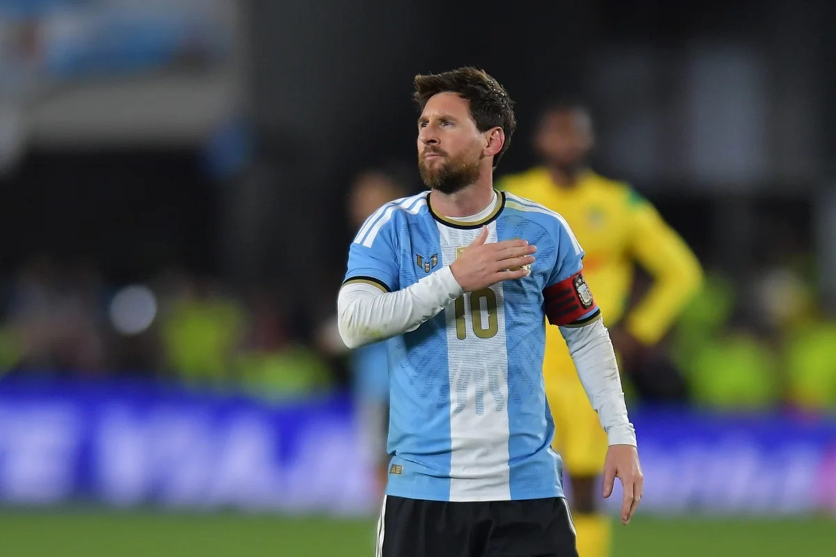 Com assistências e gol, Messi se despede da seleção argentina com vitória