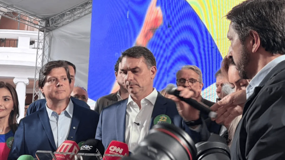Flávio Bolsonaro acusa ministros do STF de interferirem nas eleições