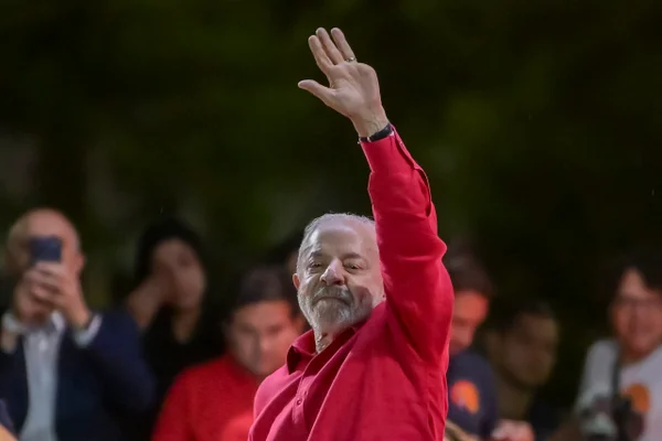 “Fui escolhido por Deus”, diz Lula após ser eleito para o 4º mandato - destaque galeria