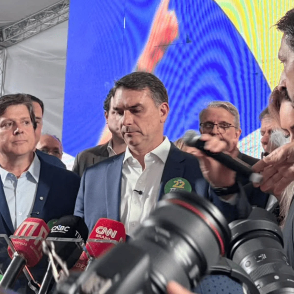 Flávio Bolsonaro acusa ministros do STF de interferirem nas eleições
