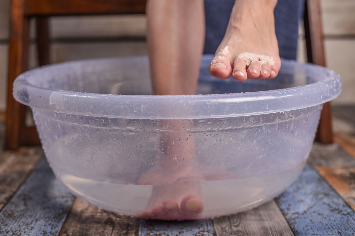Médica ensina a fazer escalda-pés com ingredientes naturais em casa